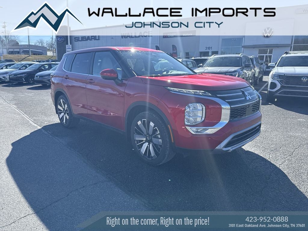2025 Mitsubishi Outlander SE in Red Diamond — front three-quarter view
